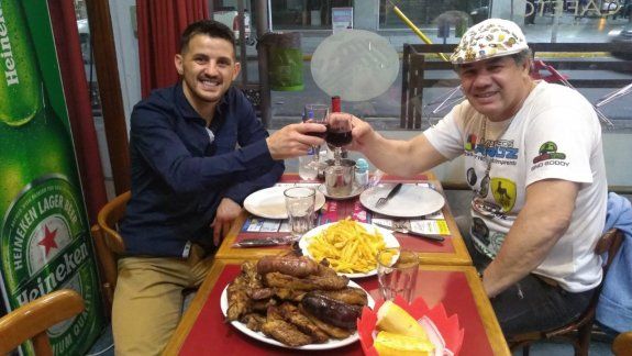 El Áspero Godoy horas después del gran triunfo disfrutando un sabroso asado con su padre y entrenador, Bruno.&nbsp; 