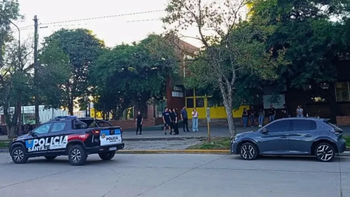 El brutal hecho ocurrió cuando izaban la bandera en un colegio de San Cristóbal, en Santa Fe. El brutal hecho ocurrió cuando izaban la bandera en un colegio de San Cristóbal, en Santa Fe.