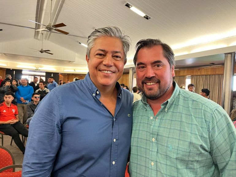 El intendente de Villa La Angostura, Javier Murer, junto al gobernador Rolando Figueroa.