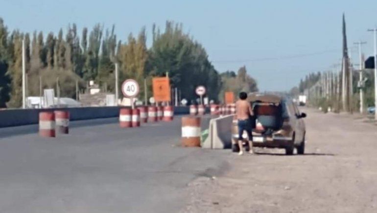 Se robó un tambor de la obra en Ruta 22 y lo escracharon en redes
