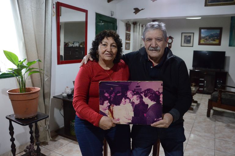 Elsa y Raúl en su casa del barrio Provincias Unidas, en donde residen desde 1976.