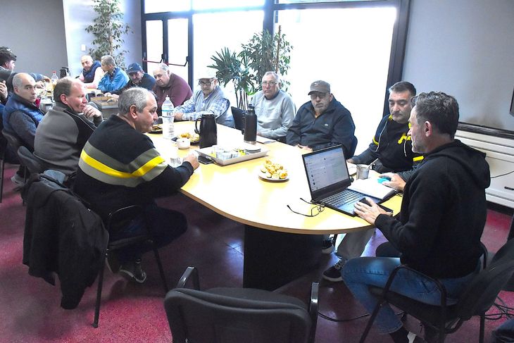 Debate científico: Mientras los productores impulsan el uso de drones para bajar costos, el sector empresario advierte que aún falta probar científicamente la eficacia de la feromona líquida. Debate científico: Mientras los productores impulsan el uso de drones para bajar costos, el sector empresario advierte que aún falta probar científicamente la eficacia de la feromona líquida.