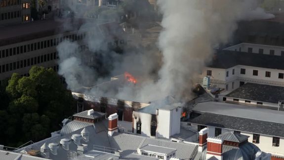 Sudáfrica: se incendió el Parlamento y cayó parte del techo