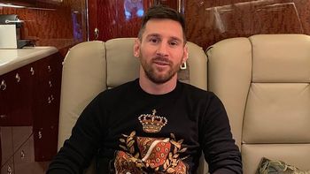 Lionel Messi en su avión privado. Lionel Messi en su avión privado.