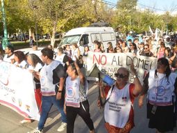 La movilización comenzó minutos después de las 18 horas en el centro de Cipolletti. La movilización comenzó minutos después de las 18 horas en el centro de Cipolletti.