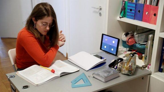 Lavinia Tomassini, de 14 a&ntilde;os,&nbsp;participa en una clase online desde su casa en Mil&aacute;n. (NGIAPANE / Reuters)