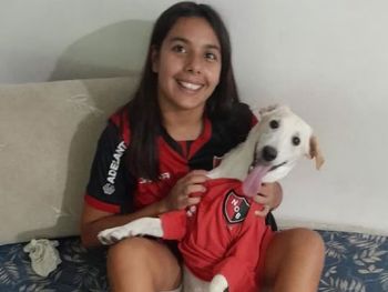 la historia del perro hincha de newells que se metio a la cancha de central