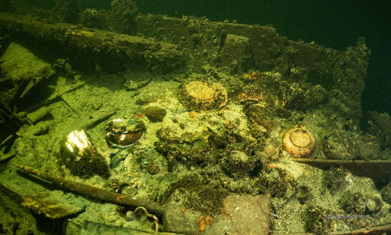 Restos de la carga del velero hundido en el mar Báltico. Restos de la carga del velero hundido en el mar Báltico.