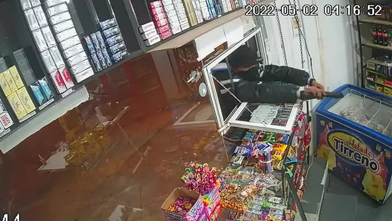 Con medio cuerpo dentro de un kiosco, apuntó contra una empleada y robó