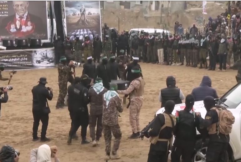 Milicianos de Hamas llevan uno de los ataúdes a un vehículo de la Cruz Roja. Milicianos de Hamas llevan uno de los ataúdes a un vehículo de la Cruz Roja.