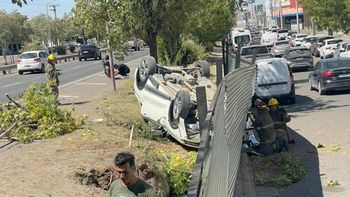 Personal del SIEN acudió al lugar a asistir al conductor. Personal del SIEN acudió al lugar a asistir al conductor.