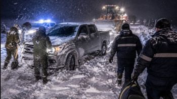 Quedaron varados en un camino rural, con 22 grados bajo cero: el rescate de una Hilux hundida en la nieve.