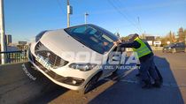 El auto quedó colgado en pleno puente. El auto quedó colgado en pleno puente.