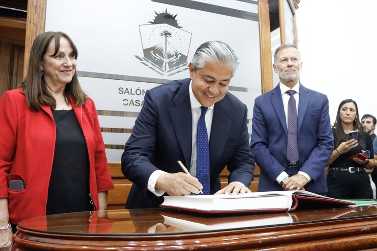 El gobernador Rolando Figueroa durante la asunción de los nuevos cargos en el gabinete / Foto