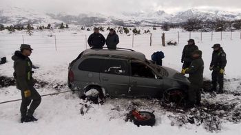 gendarmes asistieron a neuquinos varados por la nieve