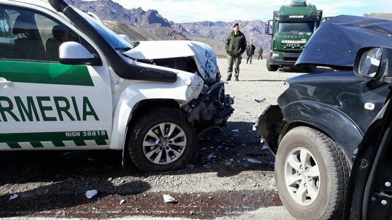 Las camionetas quedaron a un costado de la ruta con la parte frontal destrozada.
