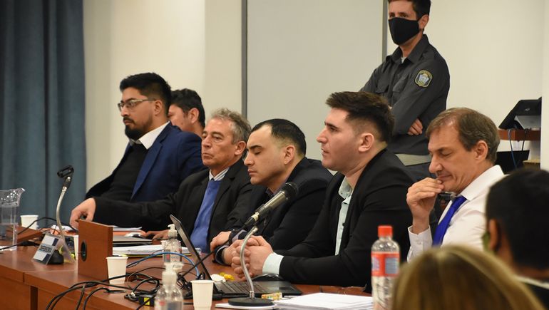 Los tres acusados junto a sus abogados defensores durante el juicio por el crimen de Lima.
