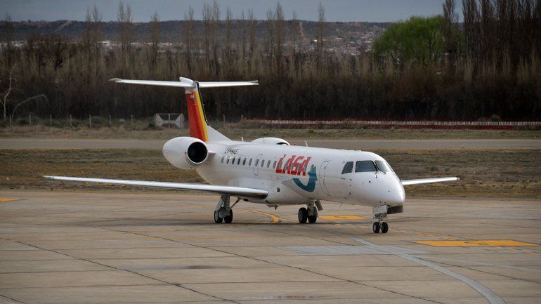 Desde España planificó sus fiestas con un vuelo de Lasa pero ahora no sabe qué pasará