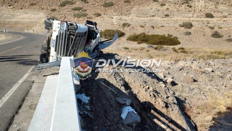 Un camionero murió tras volcar camino a Pino Hachado