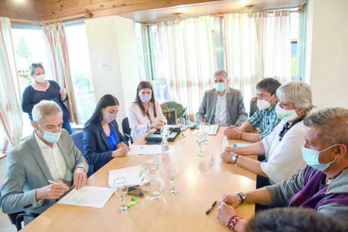 Los ministros Pons, Peve y Merlo firmaron por el Gobierno el acuerdo con los representantes de ATE, encabezados por su titular, Carlos Quintriqueo.