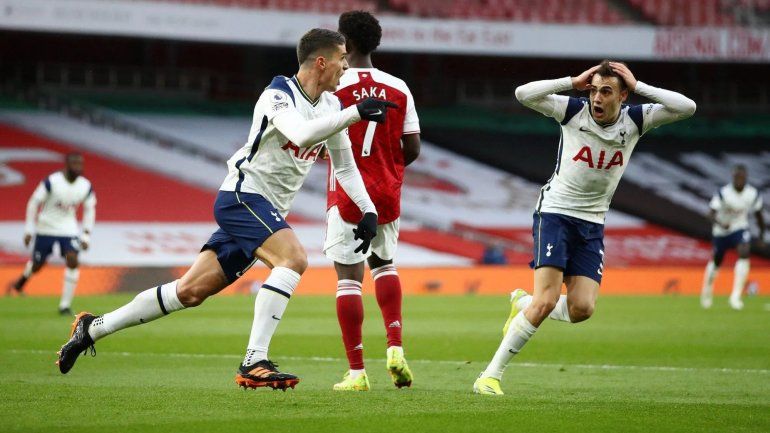 Erik Lamela&nbsp; en el momento de tirar la rabona que puso a su equipo en ventaja. Luego se fue expulsado y Tottenham tampoco pudo sostener la ventaja inicial.