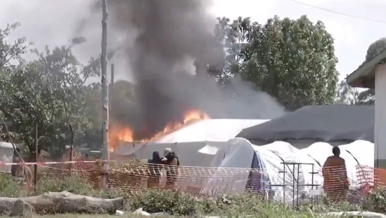 Ébola en Congo: incendiaron un hospital que negó la entrega del cuerpo de una víctima para su entierro.