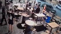 video: los echaron de un bar y agredieron brutalmente a la moza