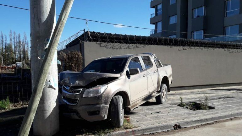Tenían marihuana y se fugaron de un control: la huida terminó contra un auto y un poste