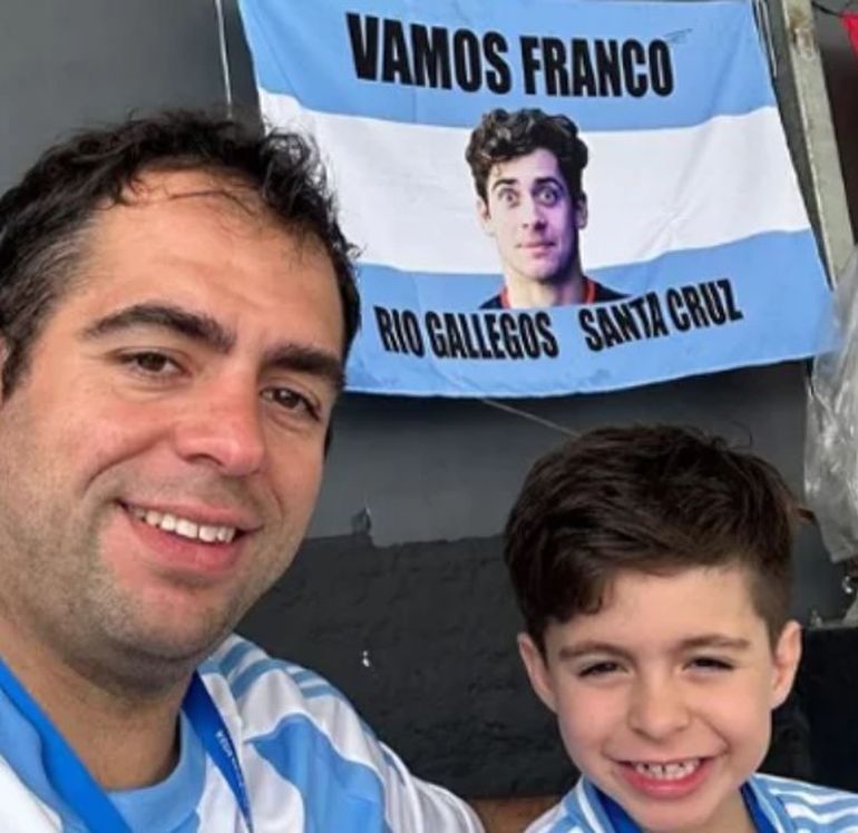 Los Gómez y la bandera de Río Gallegos y Santa Cruz que llevaron para alentar a Franco Colapinto en Brasil. Los Gómez y la bandera de Río Gallegos y Santa Cruz que llevaron para alentar a Franco Colapinto en Brasil.