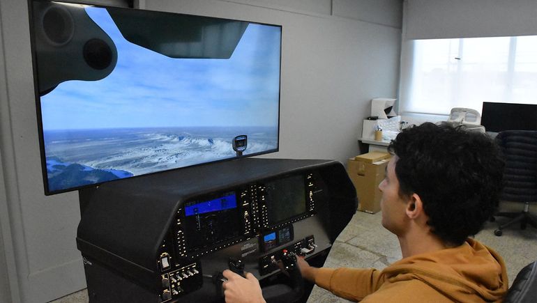 A los 16 años tenía un simulador de Boeing 737 en su cuarto y hoy fabrica equipos para escuelas de vuelo