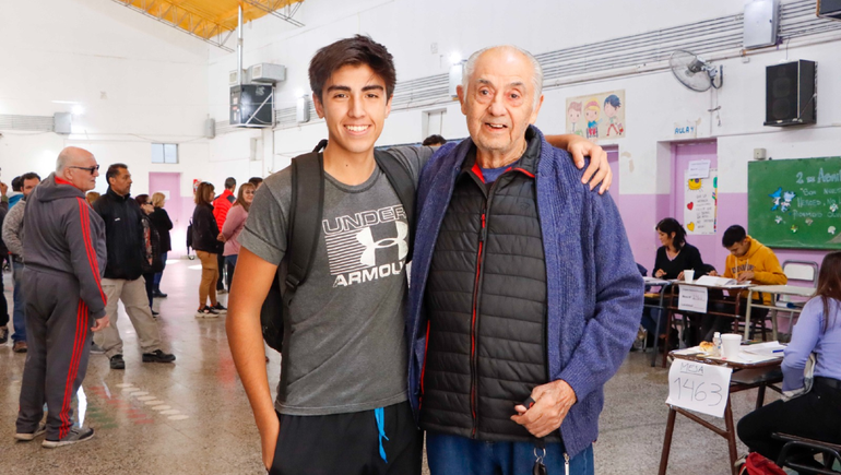 ¡Viva la patria!: El emotivo abrazo del principiante con un hombre de 85 años