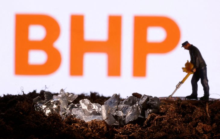 FOTO DE ARCHIVO: Una peque&ntilde;a figura de juguete y una imitaci&oacute;n de mineral se ven delante del logotipo de BHP. REUTERS/Dado Ruvic/Ilustraci&oacute;n/