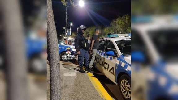 Con un carrito de bebé y una tumbera robaron un celular