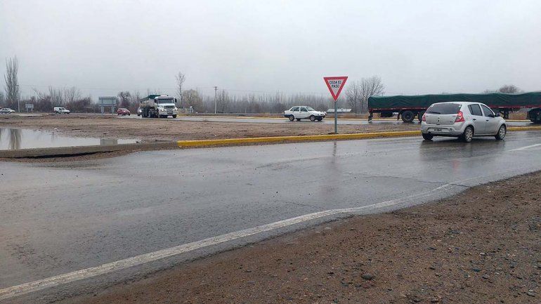 A 9 meses de su inauguración, se hundió el asfalto en el acceso al tercer puente