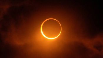 Un eclipse solar total ocurre cuando la Luna se alinea entre la Tierra y el Sol, bloqueando por completo la luz solar durante unos minutos. Un eclipse solar total ocurre cuando la Luna se alinea entre la Tierra y el Sol, bloqueando por completo la luz solar durante unos minutos.