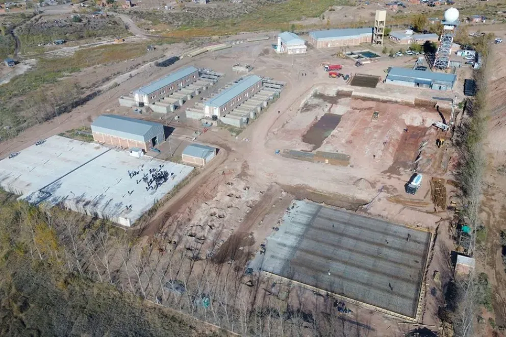 La obra permitirá aumentar significativamente la provisión de agua en la Confluencia.