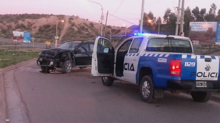 Un conductor derrapó, chocó contra un poste de luz y lo arrancó
