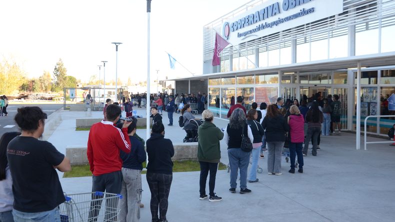 Extensas filas en la apertura de la nueva sucursal de la Cooperativa Obrera en Plottier. | LM Neuquen Extensas filas en la apertura de la nueva sucursal de la Cooperativa Obrera en Plottier.