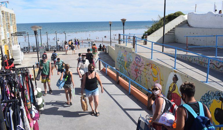 Se observa el cumplimiento del uso del barbijo establecido como medida para frenar el avance del covid. 