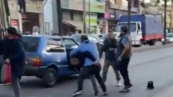 Un colectivero a las piñas con un automovilista en medio de la calle