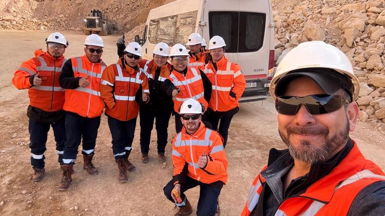 Agustín Del Castillo, gerente De Asuntos Institucionales y Comunicación de Cerro Vanguardia, desde el llano. Foto: gentileza Cerro Vanguardia. | LM Neuquen Agustín Del Castillo, gerente De Asuntos Institucionales y Comunicación de Cerro Vanguardia, desde el llano. Foto: gentileza Cerro Vanguardia.