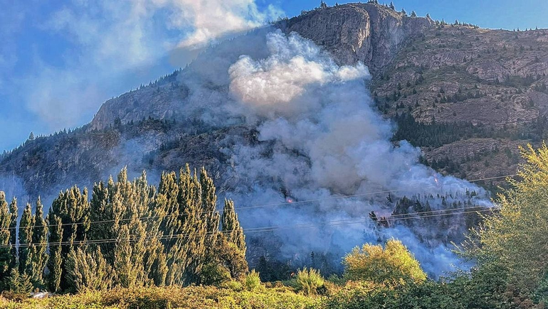 Alerta por un incendio forestal en El Hoyo: inminente evacuación