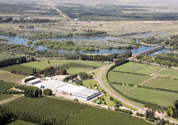 Una postal vieja de Vista Alegre Norte, en el acceso a la provincia de Neuquén. Justo en la curva de Moño Azul se van a urbanizar 20 hectáreas con un proyecto de Una postal vieja de Vista Alegre Norte, en el acceso a la provincia de Neuquén. Justo en la curva de Moño Azul se van a urbanizar 20 hectáreas con un proyecto de