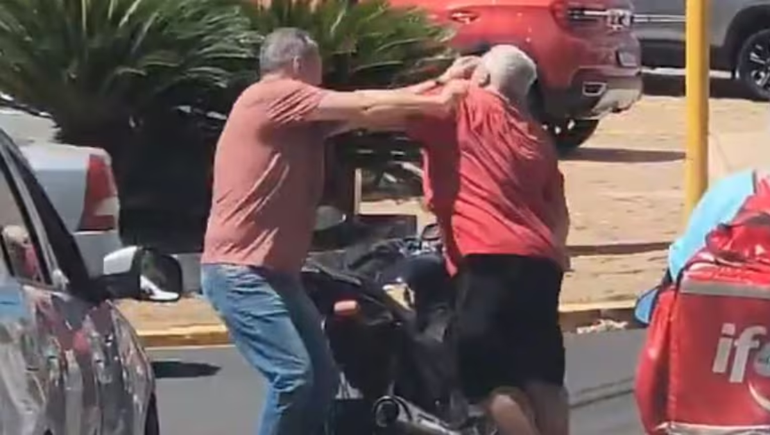 Los conductores se agarraron a las piñas en plena calle