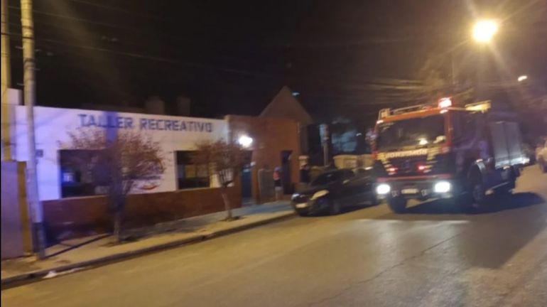 Los Bomberos de Comodoro Rivadavia llegaron al lugar del incendio poco antes de las 4. Los Bomberos de Comodoro Rivadavia llegaron al lugar del incendio poco antes de las 4.