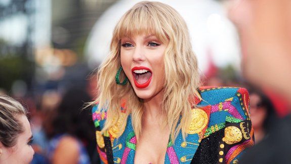 Fan de Taylor Swift causa furor al imitarla en TikTok