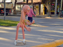 El muñeco de la Alem que se hizo notar estos días. LMC te contó con lujos de detalles la historia. El muñeco de la Alem que se hizo notar estos días. LMC te contó con lujos de detalles la historia.