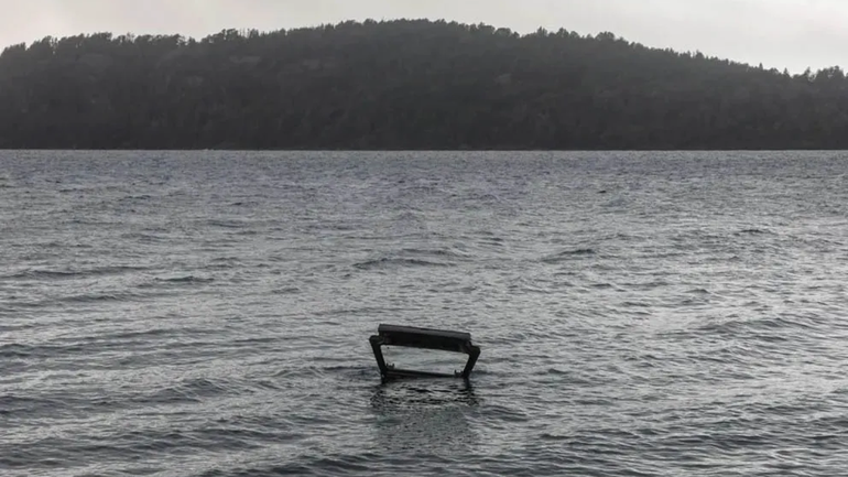Del vehículo solo se veía la puerta del baúl. Sus dos ocupantes pudieron salir y lograron salvar sus vidas.&nbsp;