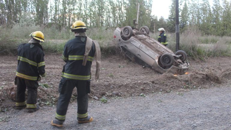 Borracho, volcó camino al río, en Centenario.