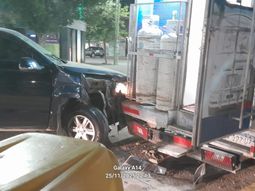 La Amarok impactó a centímetros de los tubos de gas del carro de panchos que se estaciona en Roca y Sarmiento. La Amarok impactó a centímetros de los tubos de gas del carro de panchos que se estaciona en Roca y Sarmiento.